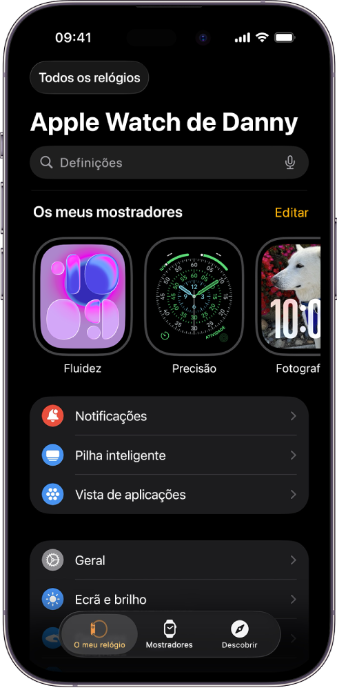 A aplicação Apple Watch no iPhone aberta no ecrã “O meu relógio” que mostra os seus mostradores perto da parte superior do ecrã e as definições por baixo. Existem três separadores na parte inferior do ecrã do Apple Watch: o separador da esquerda é “O meu relógio”, onde pode aceder às definições do Apple Watch; a seguir vem a “Galeria”, onde pode explorar os mostradores e as complicações disponíveis; e, depois, “Descobrir”, onde pode obter mais informações sobre o Apple Watch.