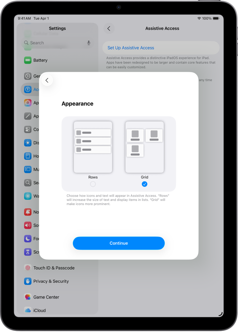 جهاز iPad يتم إعداده للوصول المساعد، مع خيارات لعرض المحتوى في قوائم يمكن قراءتها بسهولة، أو في شبكة كبيرة تركز على الصور والأيقونات.