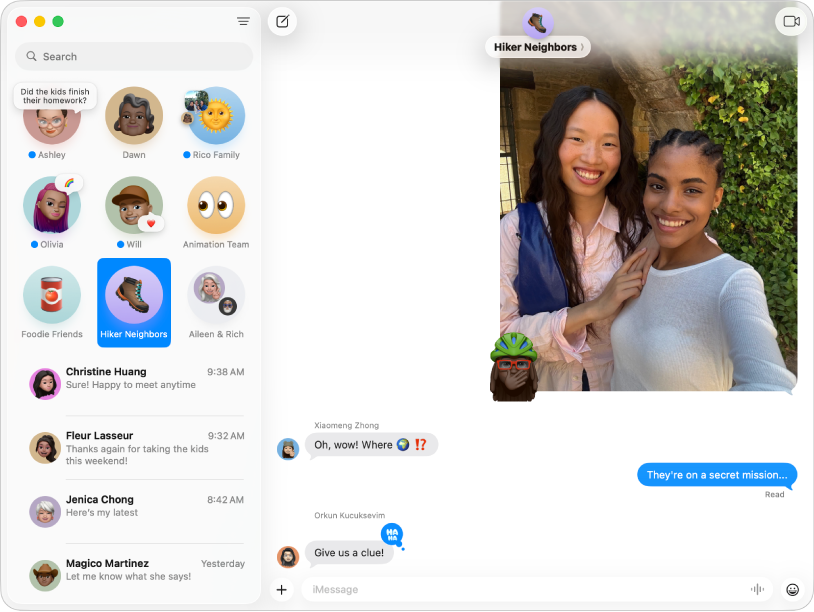 A la izquierda, una lista de conversaciones de Mensajes, y a la derecha, la transcripción de una conversación. En la parte superior, al hacer clic en el icono del contacto se abren los detalles de la conversación.