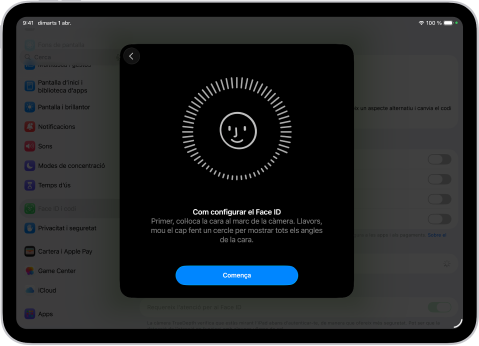 Pantalla de configuració del reconeixement del Face ID. A la pantalla es mostra una cara somrient encerclada. El text de sota indica a l’usuari que mogui el cap a poc a poc per completar el cercle. El botó per començar apareix a prop de la part inferior de la pantalla.