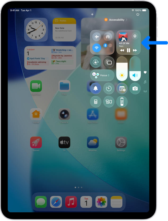 El centro de control del iPad con una flecha que apunta a la tarjeta de audio con la que puedes controlar la música desde la pantalla de bloqueo o si estás usando otra app.