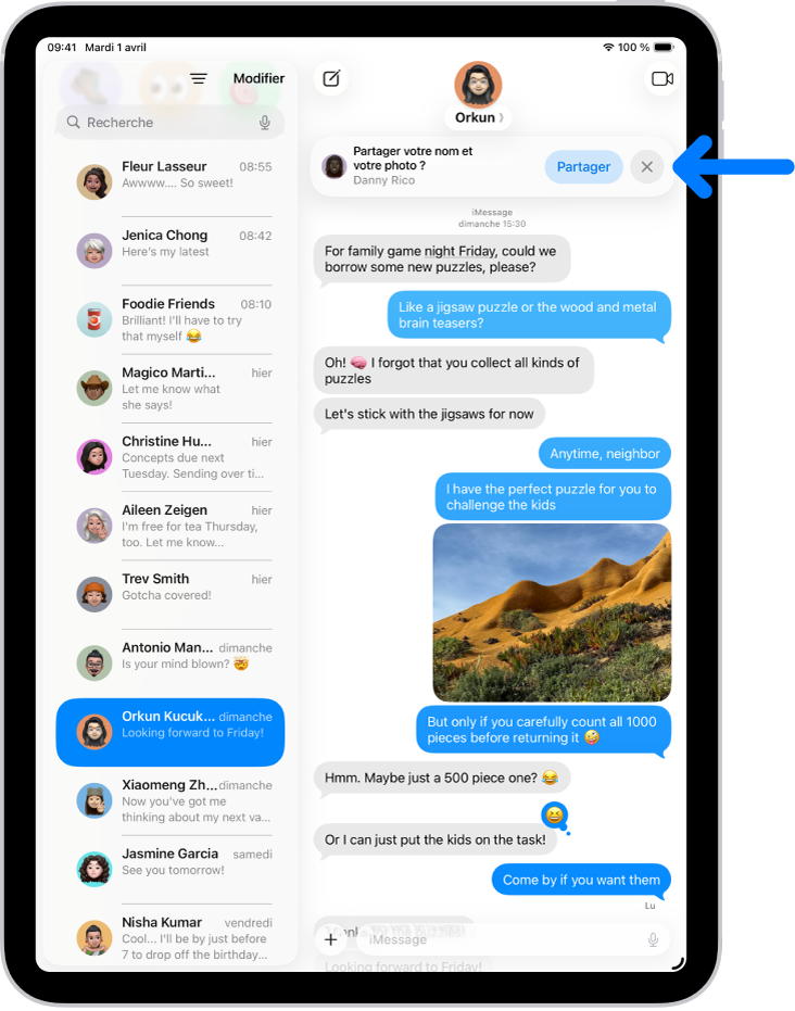 Une conversation dans Messages. Une notification s’affiche en haut demandant s’il faut partager le nom et la photo de l’utilisateur avec l’autre personne dans la conversation.