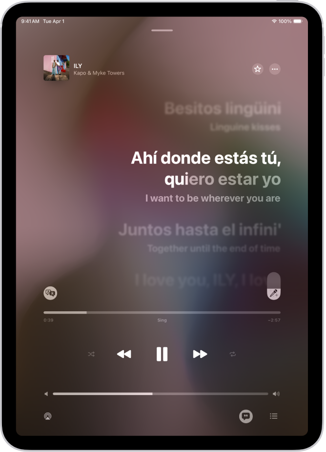 Skrin Kini Dimainkan menunjukkan gelangsar Apple Music Sing di sebelah kanan lirik serta butang Terjemahan dan Sebutan di sebelah kiri. Terjemahan aktif, jadi anda dapat melihat terjemahan bahasa Sepanyol ke Inggeris. Lirik yang sedang dimainkan diserlahkan.
