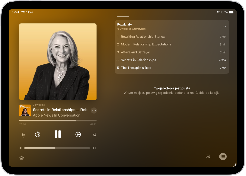 Ekran Odtwarzane w aplikacji Podcasty. Widoczna jest grafika podcastu, tytuł odcinka, narzędzia odtwarzania oraz suwak głośności. Po prawej stronie ekranu widoczna jest lista rozdziałów. Na dole ekranu znajduje się ikona AirPlay, przycisk Wyświetl transkrypcję oraz przycisk Kolejka.
