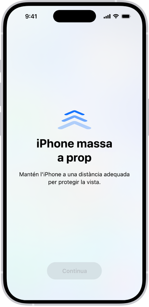 A la pantalla es mostra una avís que indica que tens l’iPhone massa prop i que l’has d’allunyar per protegir la teva salut visual. L’avís ocupa tota la pantalla perquè no puguis continuar. Quan allunyes l’iPhone a una distància segura, s’activa el botó “Continua”.