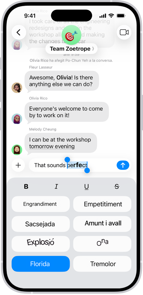 Una conversa de l’app Missatges amb un missatge nou seleccionat al camp de text, i les opcions de format i efectes mostrades a sota. El text seleccionat apareix amb una previsualització de l’efecte.
