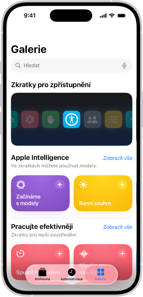 Obrazovka Galerie v aplikaci Zkratky s vyhledávacím polem nahoře. Pod ním se nacházejí tři galerie: Zkratky pro zpřístupnění, Pracujte efektivněji a Rychlé zkratky. Dole na obrazovce jsou tlačítka Zkratky, Automatizace a Galerie. Je vybrána položka Galerie.
