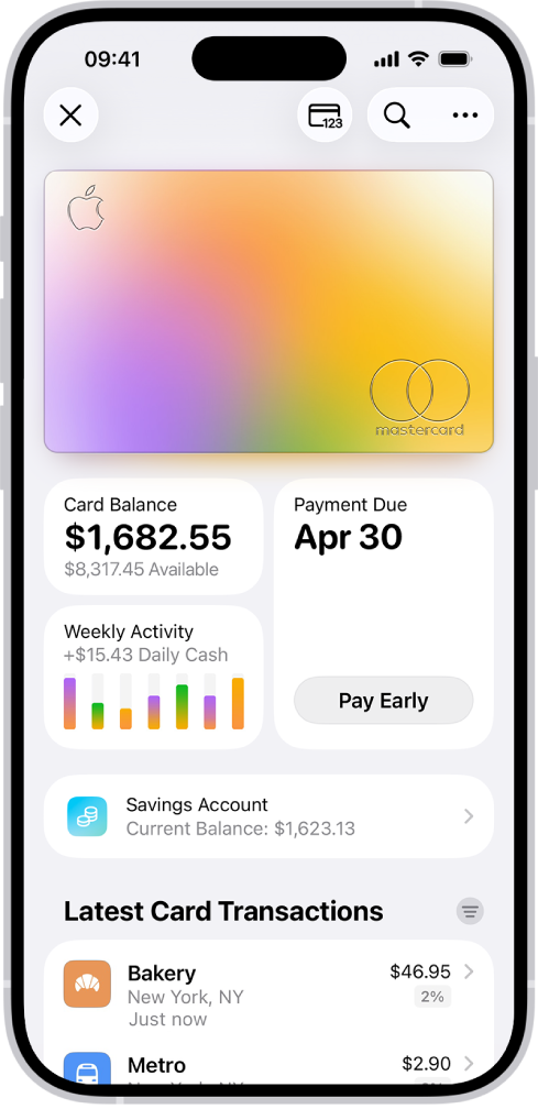 Apple Card in der App „Wallet“ mit der Taste „Mehr“ oben rechts. Unter dem Bild der Karte wird der Saldo der Karte, die wöchentliche Aktivität und die Taste für Zahlungen angezeigt. Unten befinden sich der aktuelle Kontostand des Savings-Kontos und die letzten Kartentransaktionen.