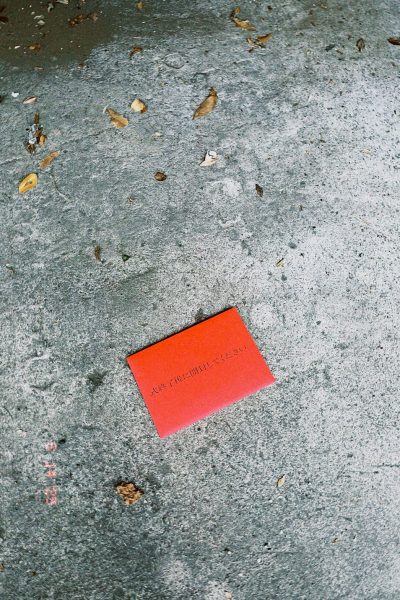 ホラー映画『◯◯式』、来場者に先着で“赤い封筒”を配布