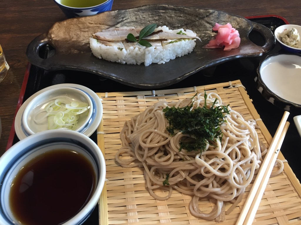 下田駅前のレストランフロント定食