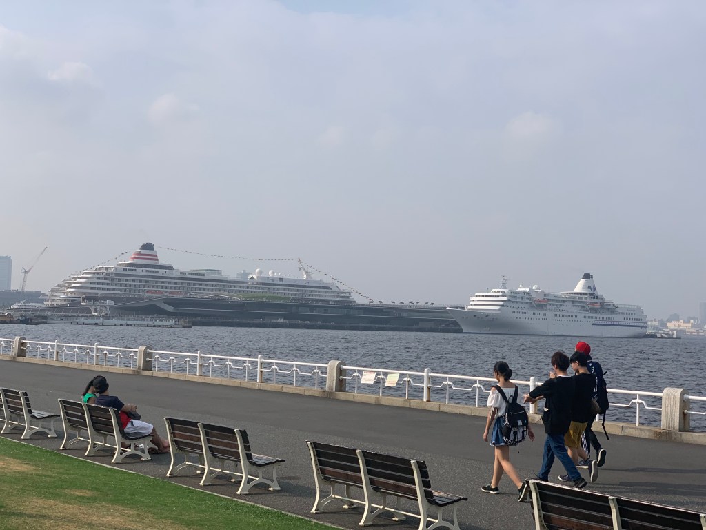 大さん橋に停泊する飛鳥IIとぱしふぃっくびいなす