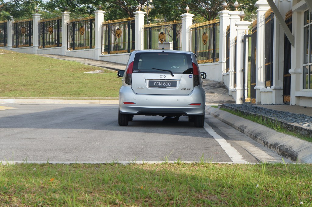 マレーシア王宮駐車場のねこ