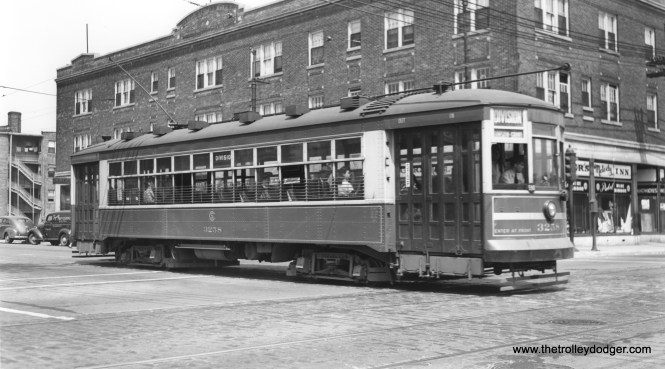 CSL 3258 is eastbound on Division at Pulaski. (Joe L. Diaz Photo)