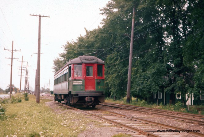 North Shore Line 178 on the Mundelein branch west of Knollwood. (David Church collection)