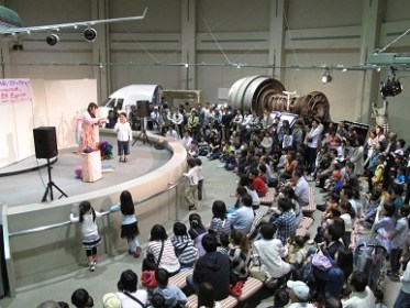 ゴールデンウィークイベント・七夕の余興・アトラクションに出張お笑い 女性 マジシャン 派遣