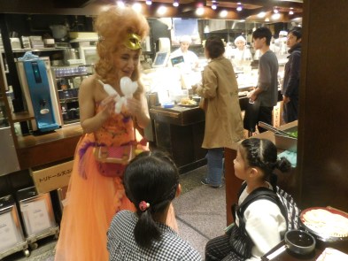 忘年会・創立記念式典・懇親会・イベントの余興・アトラクションに出張お笑い 女性 マジシャン 派遣