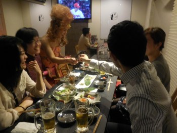 忘年会・創立記念式典・懇親会・イベントの余興・アトラクションに出張お笑い 女性 マジシャン 派遣