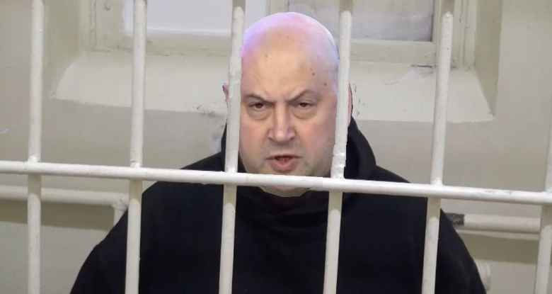 Секретное фото Суровикина на отдыхе. Доставлено голубиной почтой.
