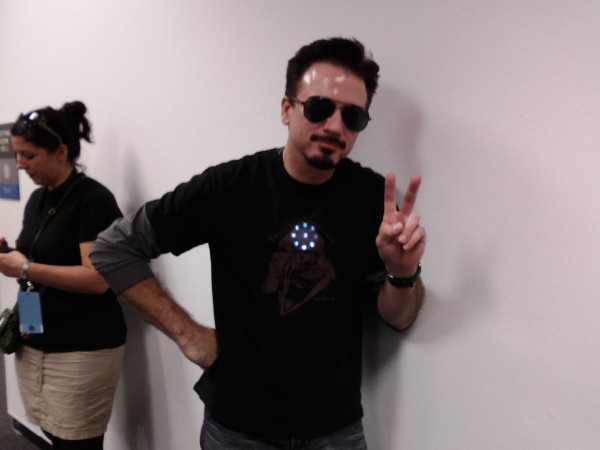 cosplay looks like RDJ Tony Stark cosplay looks like RDJ Tony Stark
