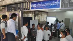 ၂၀၂၃ ခုနှစ်တုန်းက စစ်ကောင်စီ အလုပ်သမားဒုဝန်ကြီး မရမ်းကုန်းမြို့နယ်က OWIC ထုတ်ပေးရေးရုံးကို သွားရောက်ကြည့်ရှုခဲ့တဲ့ပုံဟောင်း