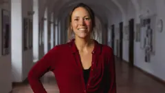 La neuroscientifique Hannah Critchlow regarde la caméra et sourit