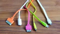 Des câbles de couleurs variées posés sur une table.