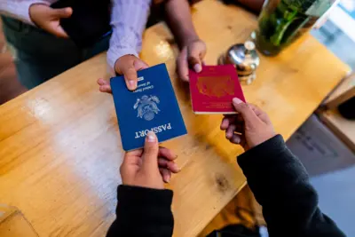 Deux mains qui prennent leur passport