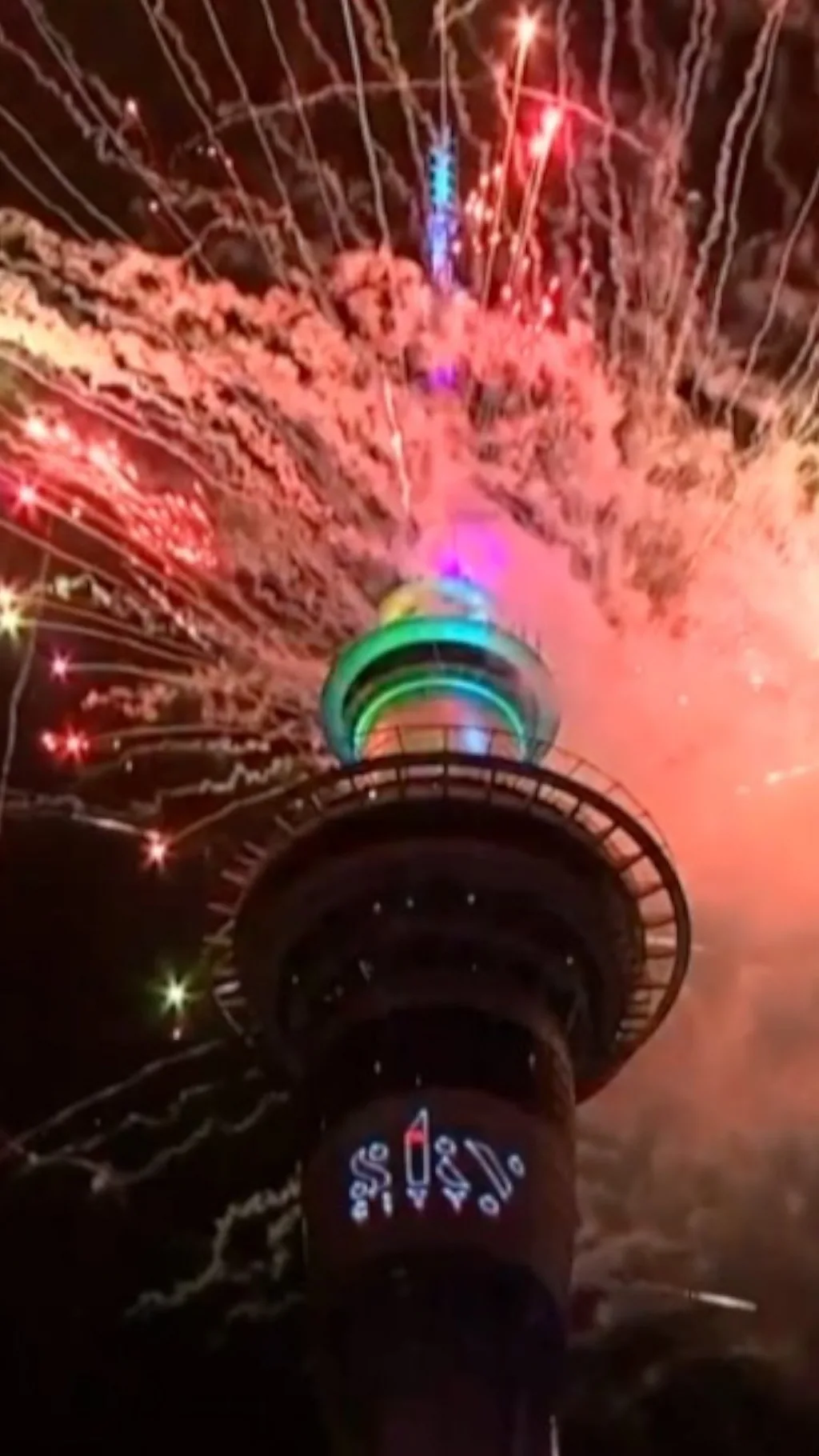 Фейерверк на фоне Sky Tower в Окленде.