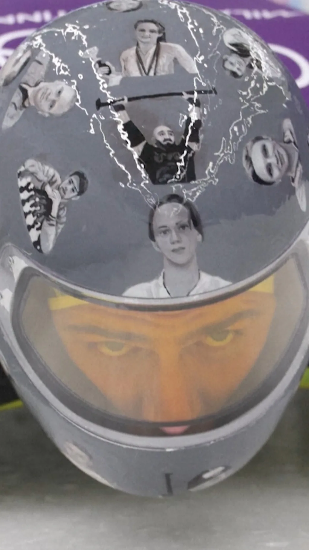 Украинский скелетонист Владислав Гераскевич в шлеме с портретами погибших на войне атлетов.