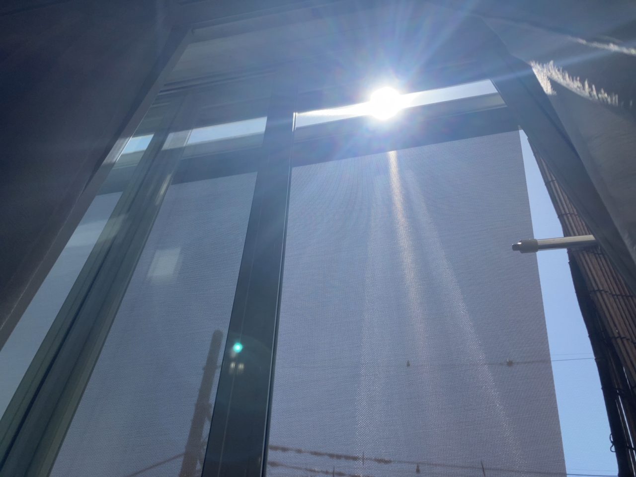 すきまから日差しが入る