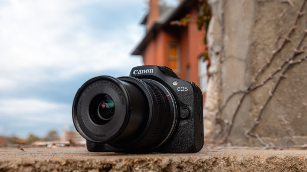 Canon EOS R100 with Kit Lens