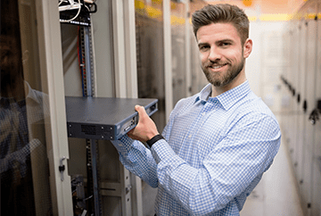 Strona Główna 2 13 Zdjęcie pokazuje specjalistę IT podczas jego pracy