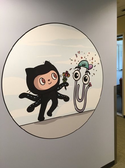 微软大楼里的巨型GitHub贴纸。照片来源:http://t.cn/Rrs6qCz,源文件在:http://t.cn/Rrs6qCc,有兴趣的同学可以自己去打印成贴纸。 