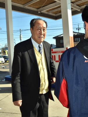 従業員をねぎらって声をかける花岡賢太郎さん=昨年12月29日、長野市浅川東条