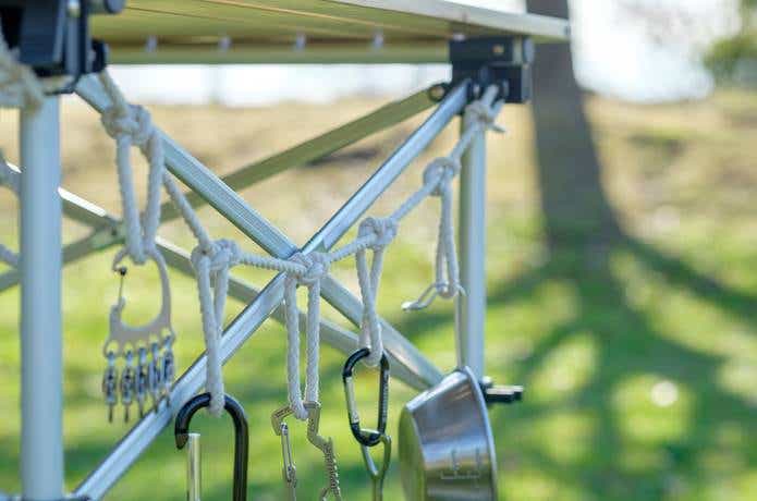 キッチン用品や食器を吊り下げて