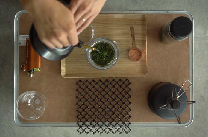 茶葉にお湯を注いでいる