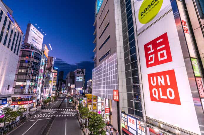 ユニクロの看板が見える街の風景