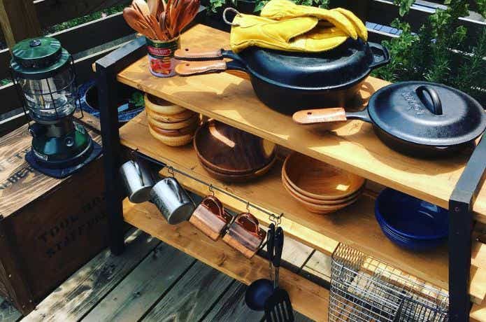 ウッド調棚に食器を収納