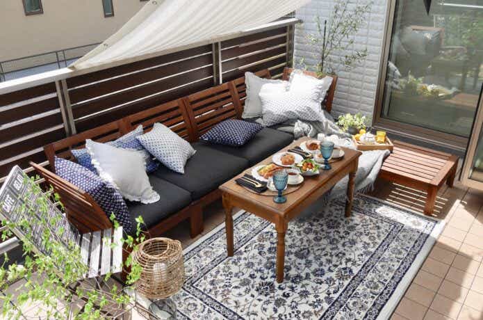 ベランダにソファや机を並べた食卓