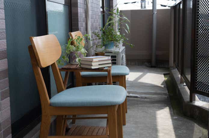 ベランダに置かれた椅子