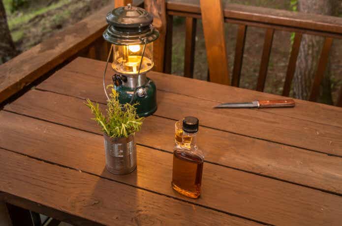 明るいランタンをテーブルに置いて点灯させている