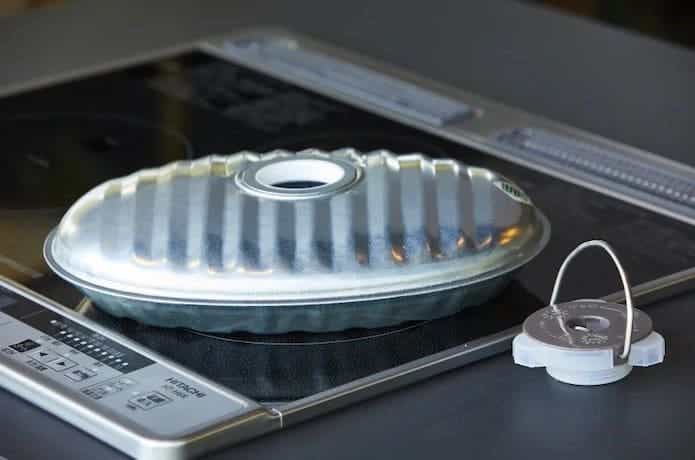 マルカ「じょうごの要らない湯たんぽ2.2L」をIH調理器で加熱している