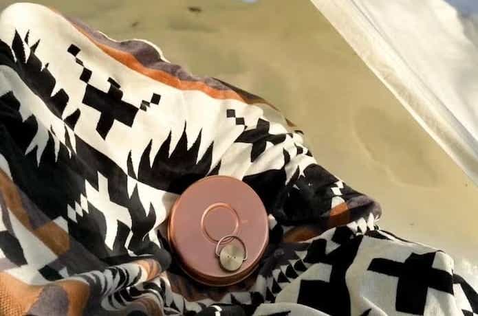 新光堂「純銅ミニ湯たんぽ(袋付き)」がチェアの上に置かれている