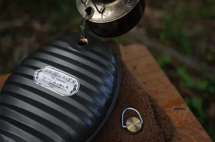 尾上製作所「金属湯たんぽ黒」にお湯を入れている