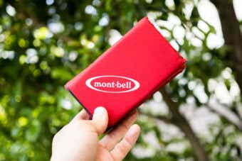 タタミパッドミニを手に持っているところ