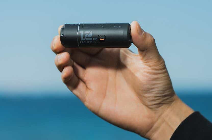 FLEXTAIL GEAR 「ZERO PUMP」を手に持つ