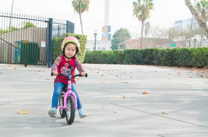 自転車に乗る子ども