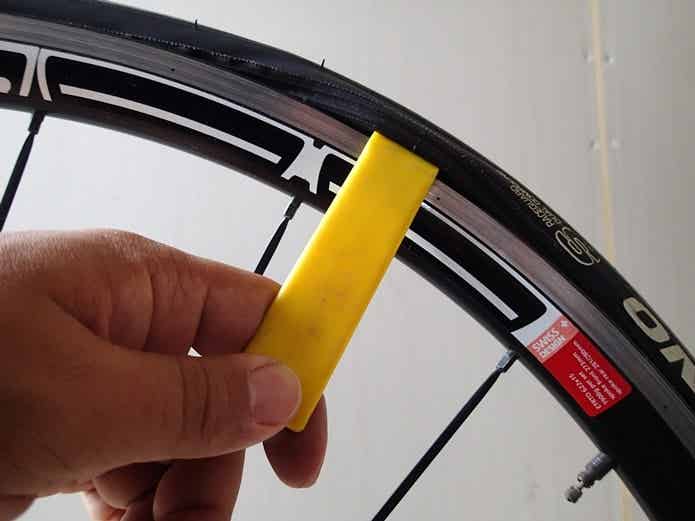 タイヤレバーを使い、タイヤの片側をリムから外す