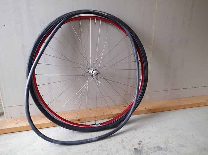 新しいチューブに少し空気をいれタイヤにおさめる