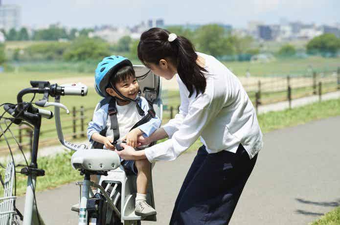 ママと自転車に乗る子ども